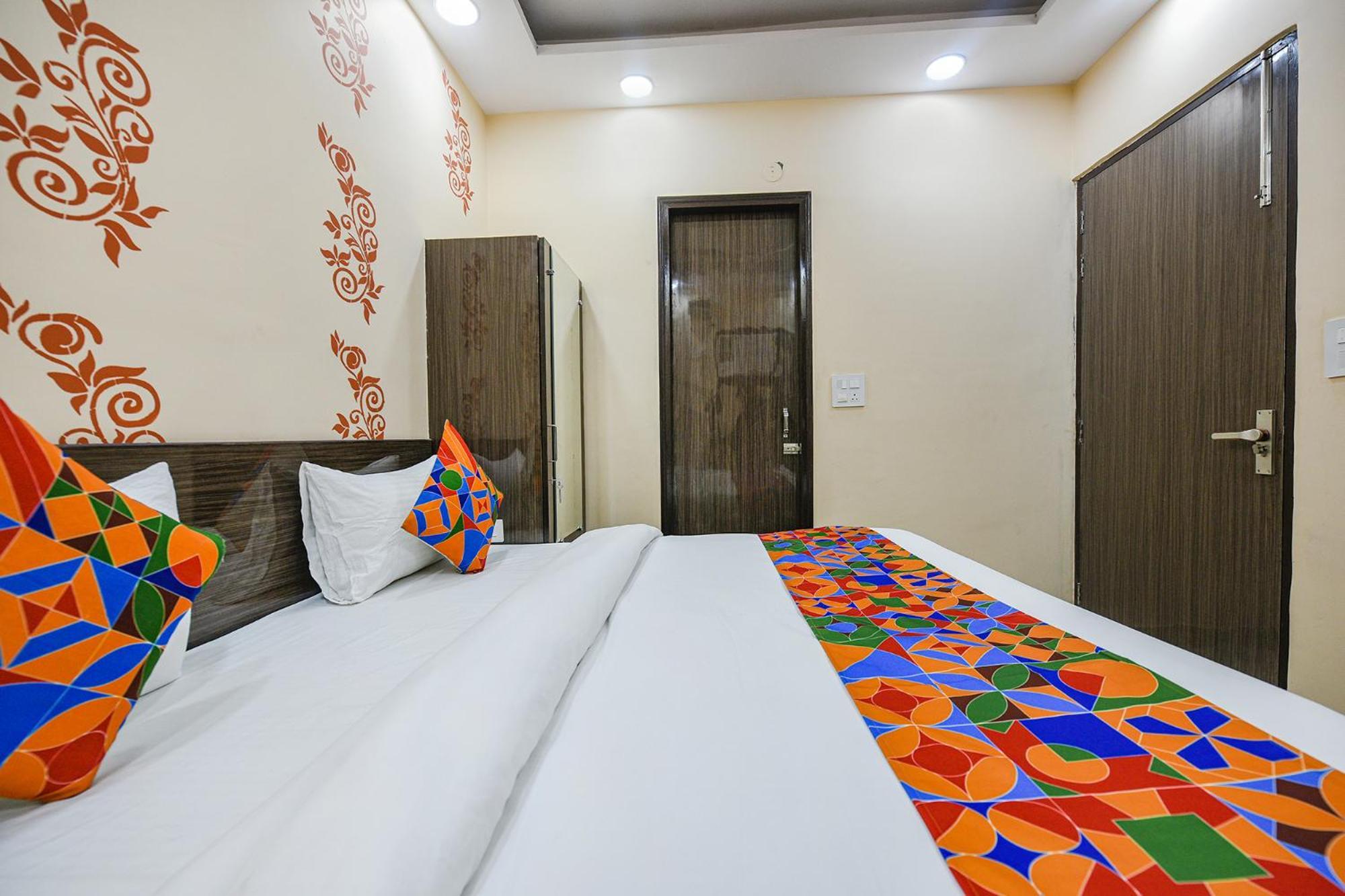 Fabexpress Unicon Hotel New Delhi Exterior photo