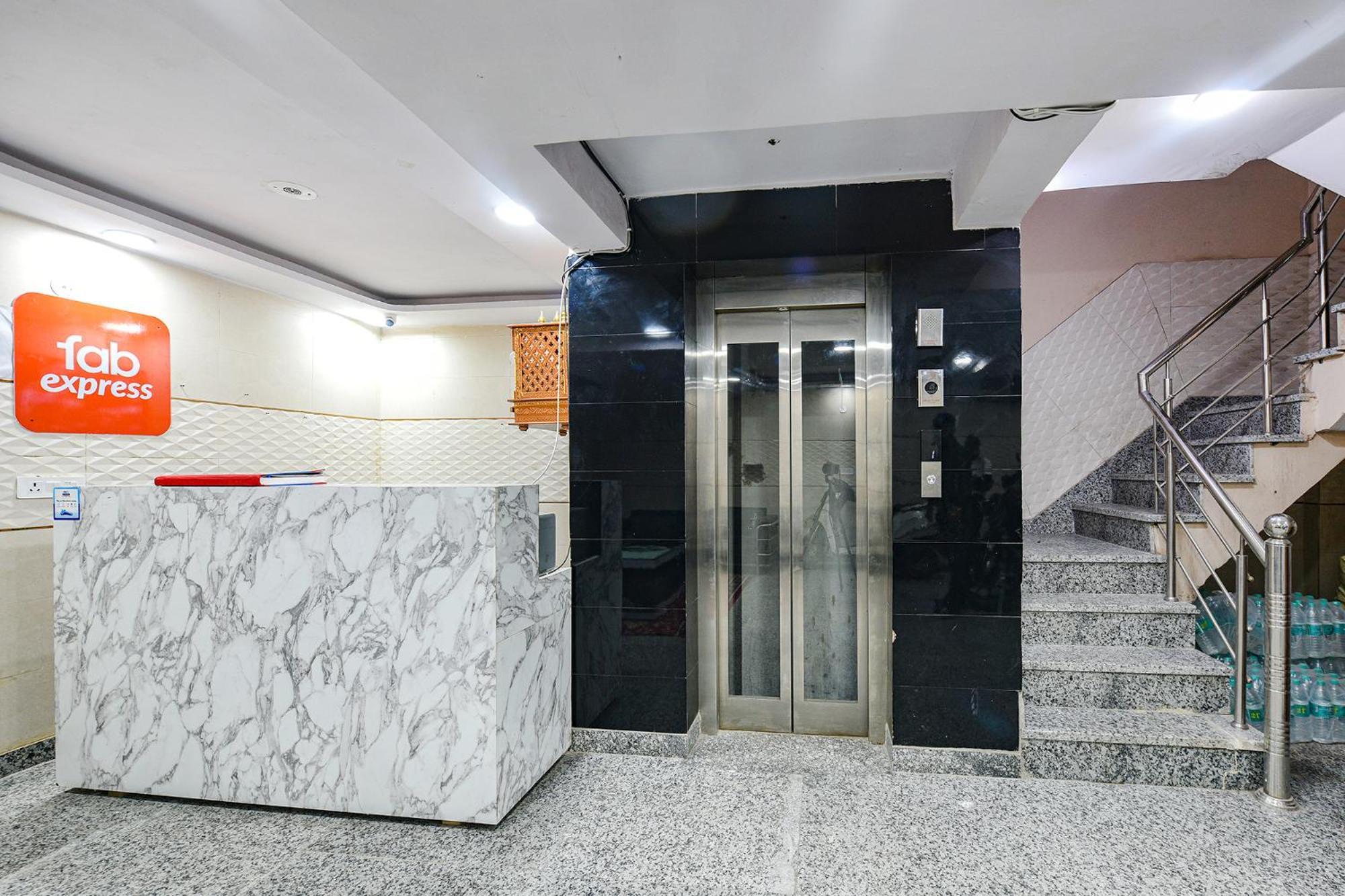 Fabexpress Unicon Hotel New Delhi Exterior photo