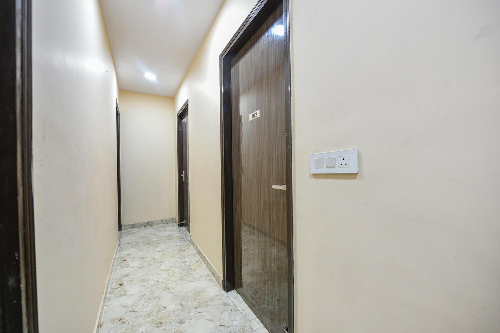 Fabexpress Unicon Hotel New Delhi Exterior photo